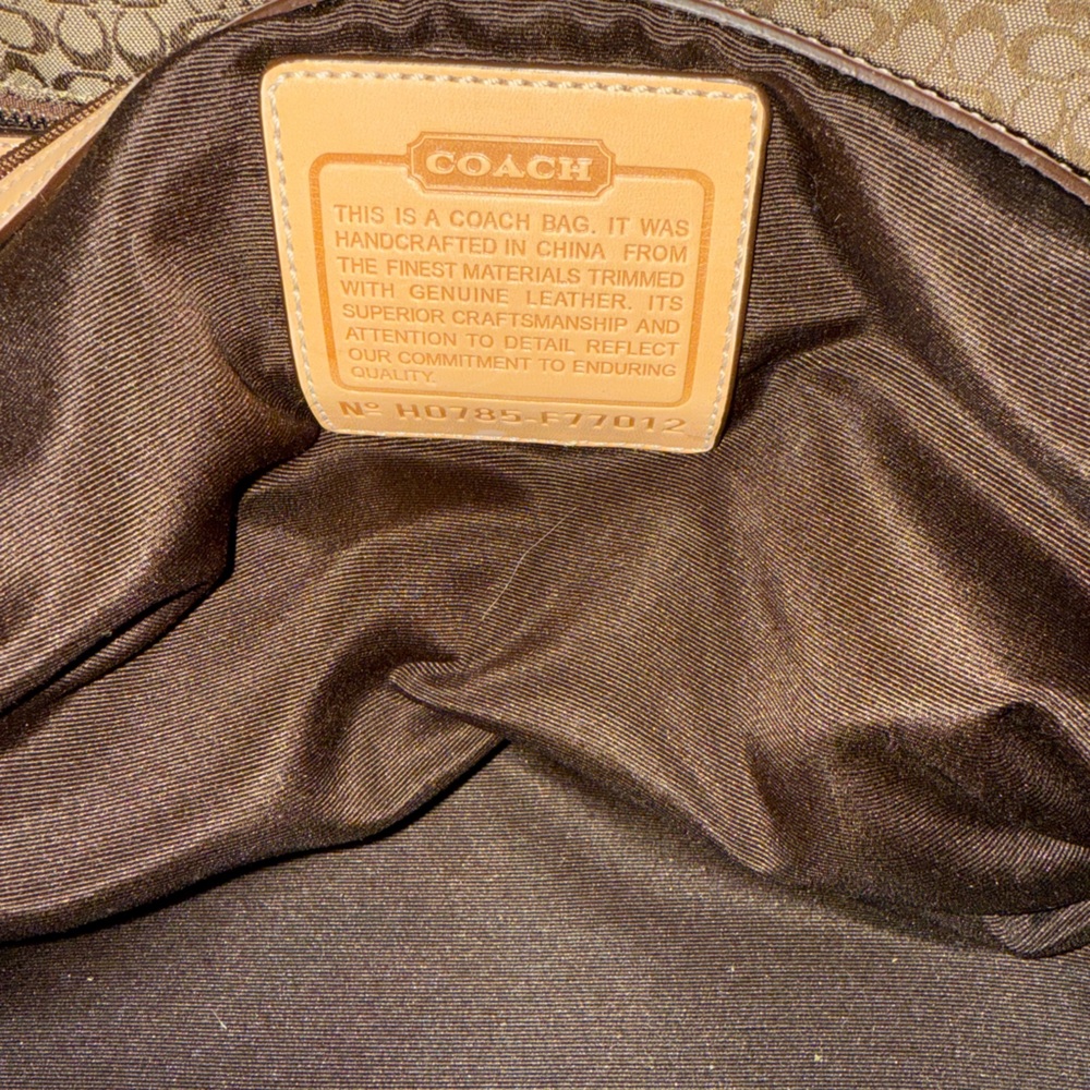 Coach duffle with zipper and interior pockets. - Picture 7 of 12
